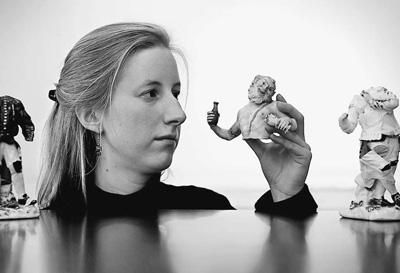 在英國倫敦，拍賣行員工展示邁森瓷器。