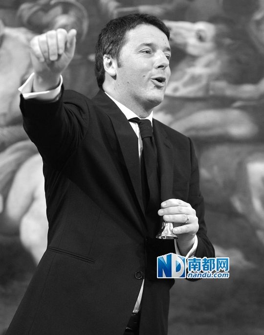 2月22日，在意大利羅馬總理府，新任總理馬泰奧·倫齊搖鈴象征正式行使總理權(quán)力。