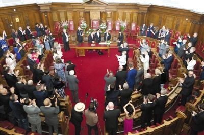 29日，倫敦，一對同性伴侶舉行結婚儀式。