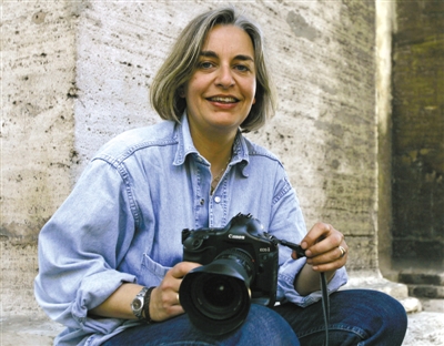 4日，安雅·尼德林豪斯在報(bào)道阿富汗大選期間被槍殺。