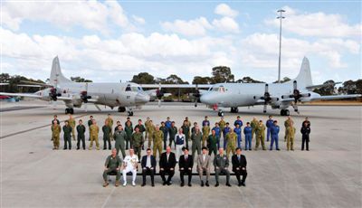 4月29日，參與搜尋馬航失聯(lián)客機(jī)的多國軍人和軍機(jī)在珀斯皮爾斯空軍基地合影。5月1日，馬航宣布搜尋進(jìn)入新階段，重點(diǎn)將借助不同技術(shù)擴(kuò)大海底搜尋。