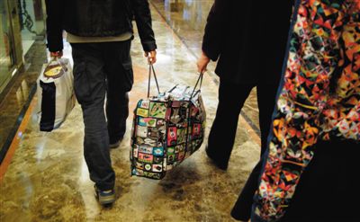 5月2日，馬航乘客家屬離開麗都飯店。當(dāng)日，麗都飯店二層家屬區(qū)正式關(guān)閉，大部分家屬返鄉(xiāng)。