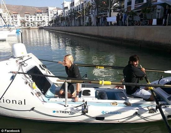 男女主角與他們的“小伙伴”，名叫“馬迪巴精神”的皮劃艇。