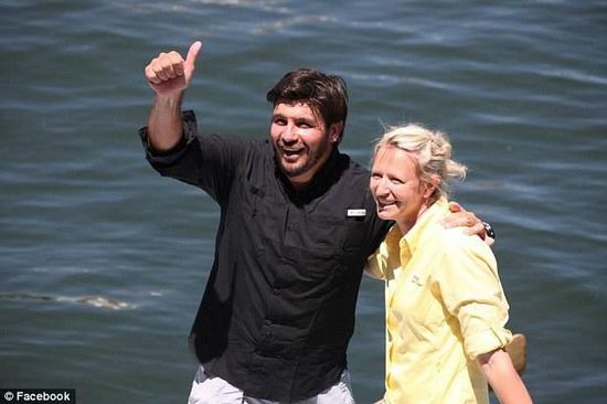 抵達邁阿密時，曼瑟驕傲地豎起了大拇指。