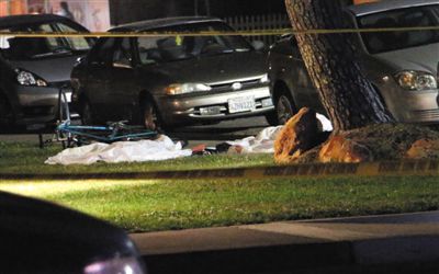 5月23日在美國加州大學圣巴巴拉分校附近的槍擊現場拍攝的死者遺體。