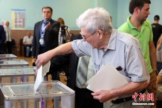 　5月25日，一名烏克蘭選民把填好的選票投入選票箱。