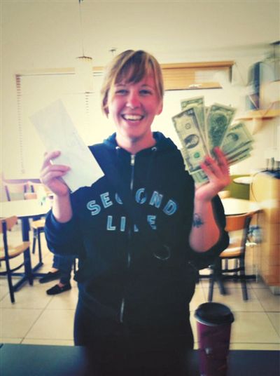 找到錢的“粉絲”會(huì)上傳一張與錢的合照。