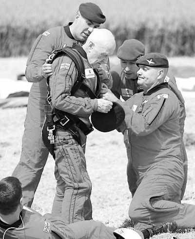 89歲的赫頓再次于70年前同一地點(diǎn)參加雙人跳傘。