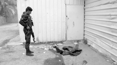 7月13日，伊拉克巴格達，警察在發(fā)生槍殺案的現(xiàn)場勘察。