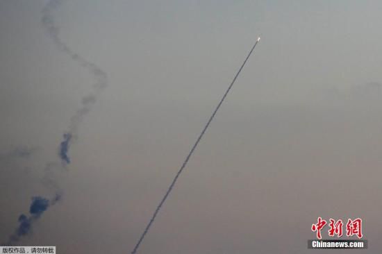 當(dāng)?shù)貢r間2014年7月13日，以色列斯德洛特，從加沙地帶飛往以色列境內(nèi)的導(dǎo)彈劃破夜空。