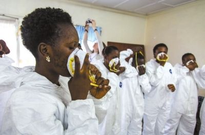 9月18日，塞拉利昂護(hù)士接受使用埃博拉防護(hù)裝備培訓(xùn)。新華社發(fā)