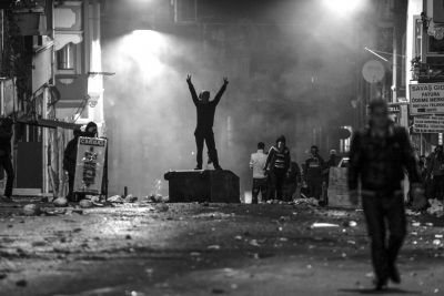 　10月8日，在土耳其伊斯坦布爾，同情難民遭遇的庫爾德人進(jìn)行游行示威，指責(zé)政府應(yīng)對“伊斯蘭國”武裝不