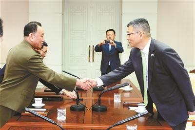 10月15日，韓國國防部國防政策室室長柳濟升和朝鮮人民武裝力量部偵查總局局長金英哲分別率團出席板門店