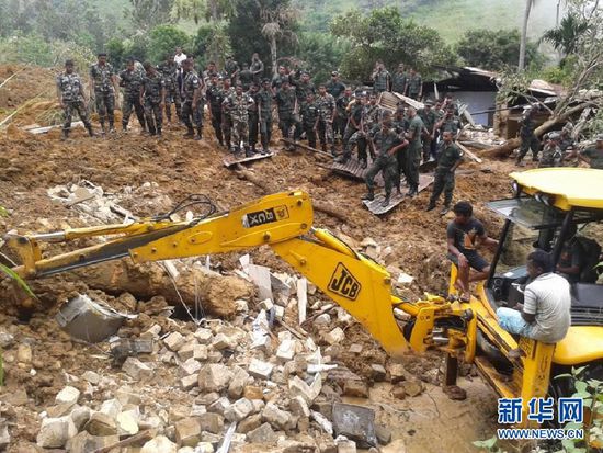 　10月29日，斯里蘭卡救援部隊(duì)抵達(dá)山體滑坡災(zāi)區(qū)展開(kāi)救援。