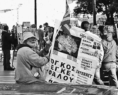 自債務(wù)危機(jī)爆發(fā)以來，希臘承諾實(shí)施以減薪、增稅、裁員和私有化為主要內(nèi)容的緊縮和改革政策。一系列的緊縮措施使民眾生活受到嚴(yán)重影響，約1/4的家庭陷入貧困。圖為今年1月希臘大選期間，在雅典市中心國會大廈前廣場乞討的老人。