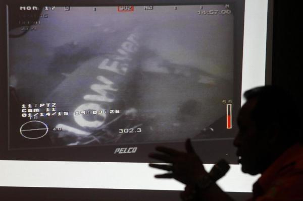 這是1月14日新加坡國防部長黃永宏在其社交網(wǎng)站上傳的亞航失事航班QZ8501機身照片。