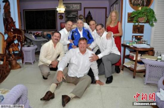 當?shù)貢r間2015年2月28日，古巴哈瓦那，古巴前領導人菲德爾·卡斯特羅接見被美國釋放的5名間諜合影。