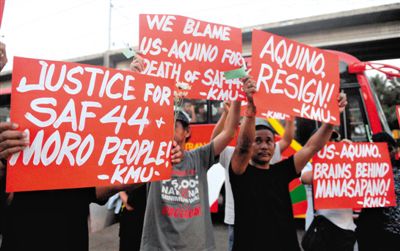 2月3日，菲律賓馬尼拉，民眾舉行示威游行悼念遇難的44名特警，并要求總統(tǒng)阿基諾下臺，對此次反恐行動失敗負(fù)責(zé)。
