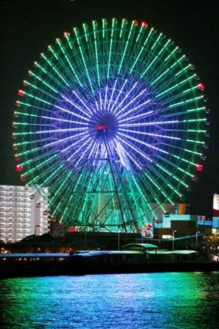 直徑100米的摩天輪上映出多種花式圖案。