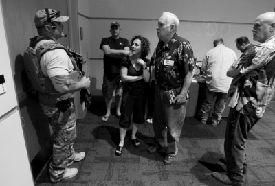 　5月3日，警察在案發(fā)后暫時阻止與會者離開展覽。