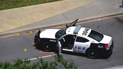 被槍手擊中的警車(chē)。新華社發(fā)