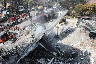 7月1日，搜救人員在印尼軍機(jī)墜毀現(xiàn)場(chǎng)進(jìn)行搜救和清理工作。