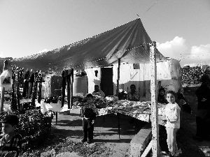 黎巴嫩一敘利亞難民營(yíng)，難民支起攤鋪賣(mài)衣服掙錢(qián)。