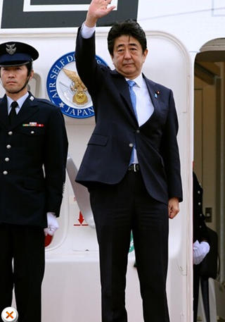 安倍在機(jī)場告別，面色凝重
