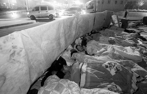 在寒冷的冬夜，為了能省點(diǎn)錢，方便接活，民工們?nèi)运跇蛳隆? complete=