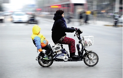 昨日下午，隴海西路桐柏路口，紅燈亮起的瞬間一輛電動車闖過路口。