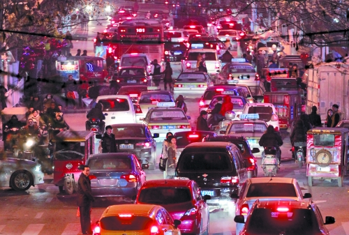 昨晚11點(diǎn)，二七廣場(chǎng)仍較擁堵。圖為東太康路在擁堵中。