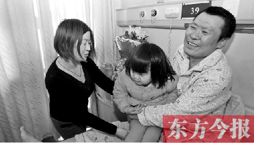 李剛患骨肉瘤急需手術，最放心不下的就是他的妻子、女兒