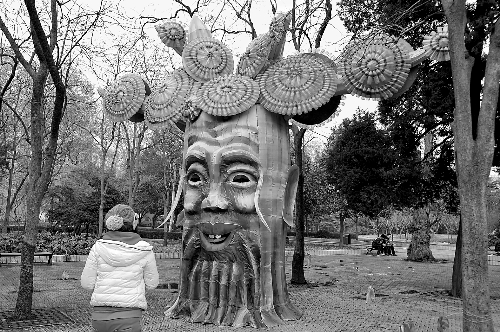 2月5日，游人在鄭州市人民公園內(nèi)欣賞一個(gè)由廢舊塑料瓶做裝飾的造型花燈。記者 王 錚 攝