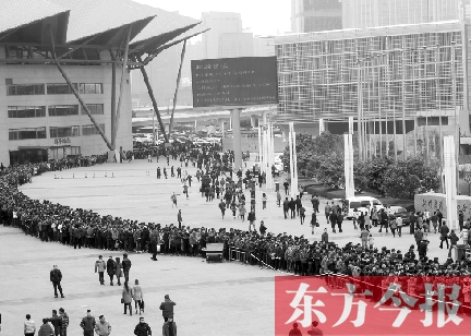 3月2日，在鄭州國(guó)際會(huì)展中心，河南省春季人才招聘會(huì)舉行，六萬(wàn)五千名求職者扎堆求職