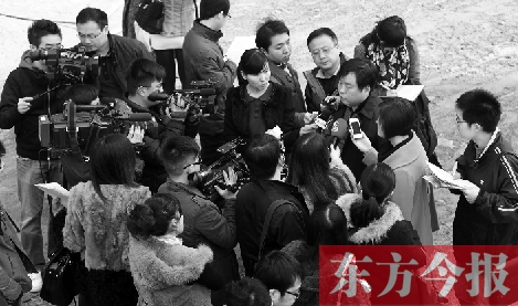 經(jīng)適房“下課”，公租房的申請(qǐng)、租金等備受關(guān)注，圖為鄭州市房管局規(guī)劃和住房保障處處長馮榮智被媒體記者“