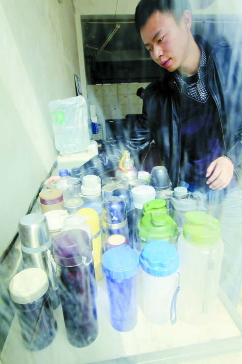 怕堵在路上，公交司機不敢喝水，把杯子放在了調(diào)度室