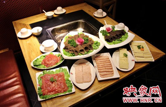 巴奴毛肚火鍋主打的就是半份的菜品。例如這個巴奴毛肚，整份的是42元，而半份只要21元，既便宜又實惠。