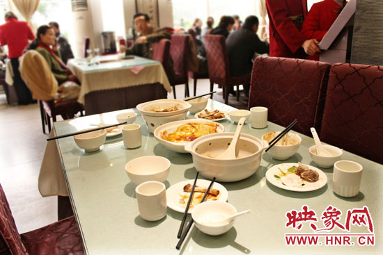 3月22日，阿五美食英協(xié)路店幾位顧客用完餐后，盤子里的食物所剩無幾。