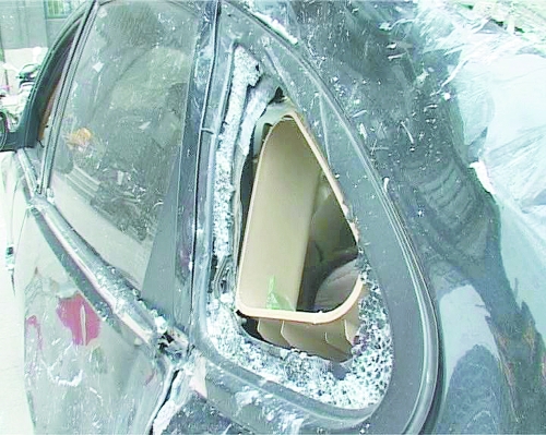 爆炸導(dǎo)致部分窗玻璃碎裂掉落,殃及樓下停放的轎車。