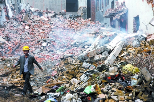 一座清朝老宅被一把火燒成了灰燼。透過青煙，才能看到它曾存在過的痕跡