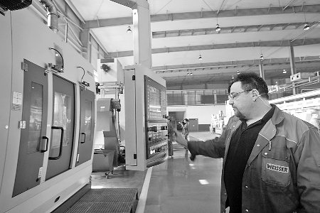 　　▲5月7日，來自德國的專家正在中原內(nèi)配股份有限公司的生產(chǎn)線上調(diào)試設(shè)備。