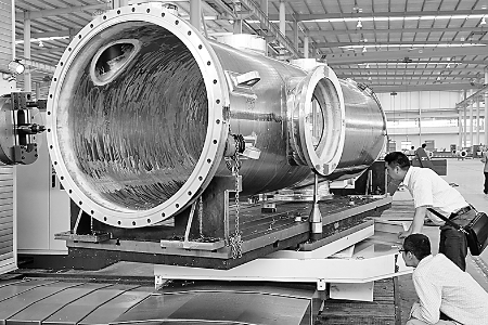 ▲5月6日，河南飛宇實業(yè)有限公司的技術(shù)人員正在調(diào)試設(shè)備，準備試生產(chǎn)。