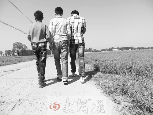 親眼目睹小伙伴在自己面前慘遭橫禍,三個(gè)孩子變得異常沉默。