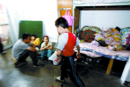 孩子們住在這里，沒有上學(xué)，大部分時(shí)間是練功，出去表演