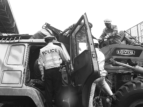 　　調(diào)來鏟車，幫忙救人。