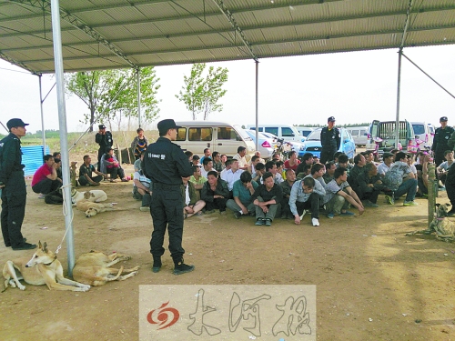 民警突襲賭場(chǎng)，64名涉案人員全部落網(wǎng)。