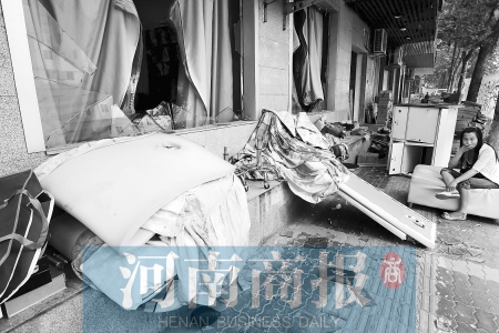 　多間臨街商鋪夜間被砸，店里的沙發(fā)、貨品等被搬到了戶外  侯建勛/攝