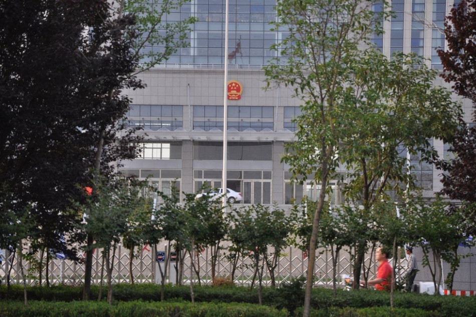 　　圖為魏都區(qū)政府門前的國徽和隱約的“為人民服務(wù)”字樣。來源：光明網(wǎng)