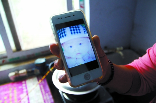 兒子過去的照片，她一直存在手機(jī)里