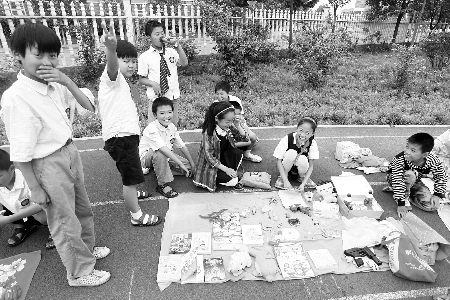 小學(xué)生當(dāng)?shù)財偫习?，擺起攤來也很專業(yè)